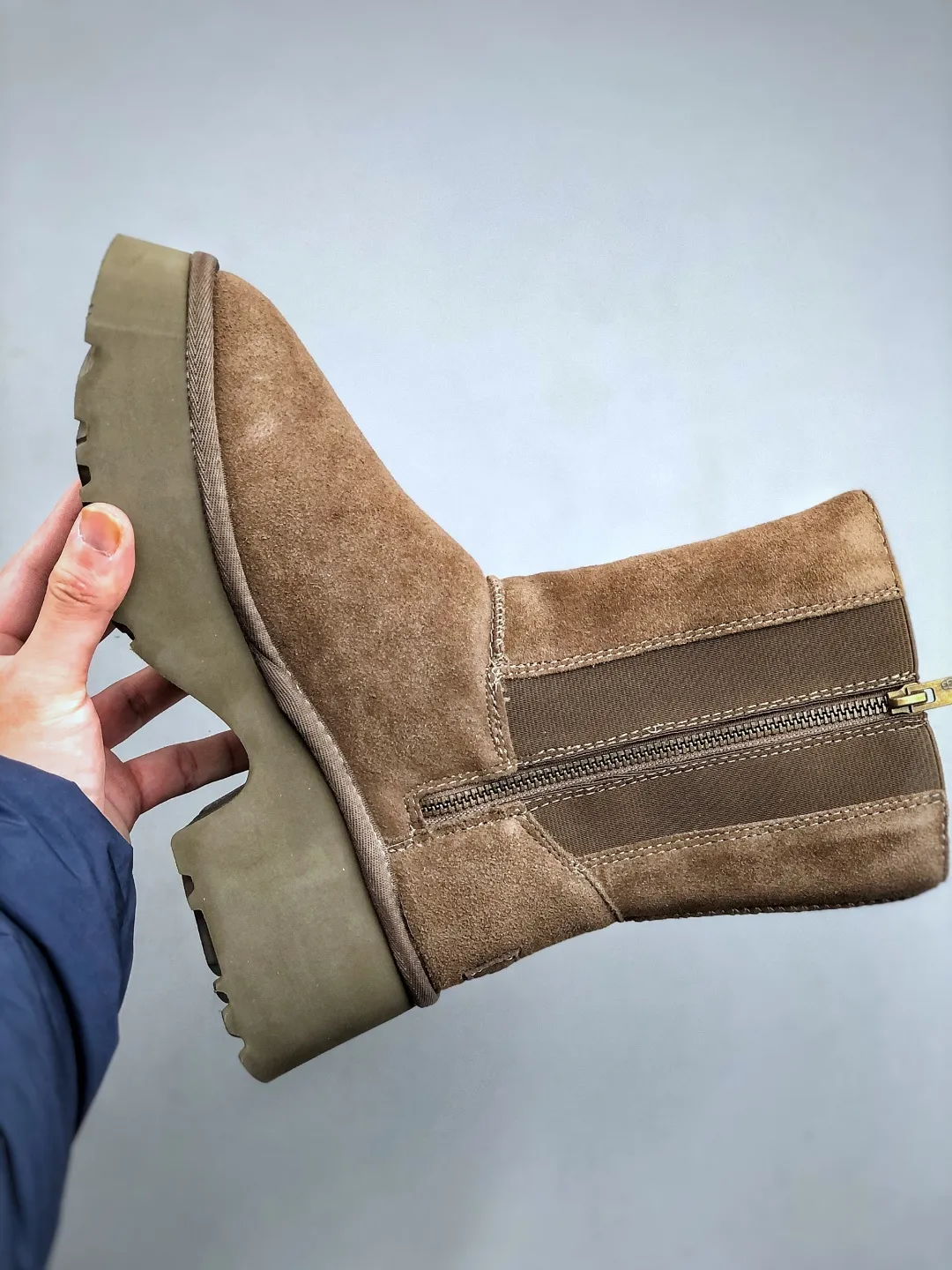 Local self-pickup💰700 supports store placement. The top version on the market UGG Fishman Thick-soled Pencil Boots. 5cm thick sole. Xiaohongshu’s hot model. Produced by a major foreign trade factory in Guangzhou. Toe box to insole are all made of genuine sheep fur. Independent outer box packaging. Chip. Waterproof technology. Differentiated from any version on the market. 5cm thick sole. Independent original development of outsole. Cashmere insole. Keep warm in winter. It is a very suitable choice for home use. In the new year, uug launches a style series. Partly catered to the preferences of young consumers, it has also moved to the forefront of fashion trends. Shoe body material: water-repellent coated suede upper, 17 mm UGGPURE™ implanted wool insole, lightweight non-slip and comfortable rubber outsole, with brand LOGO and trademark, with full packaging. Size: 35 36 37 38 39 40